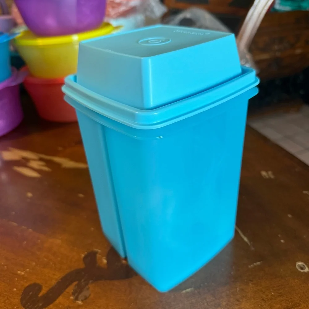Tupperware Pick A Deli 2 Liter - Picture 2 of 4